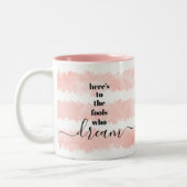 夢を見る者ストライプにピンクの水色の花を贈る ツートーンマグカップ (左)