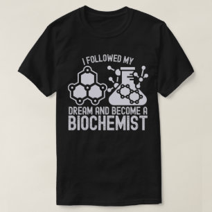 夢を追いかけて生化学者になりました Tシャツ