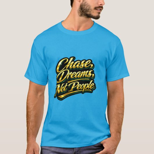 夢を追う者であれ 人ではない ゴールド 引用 ギフト Tシャツ (正面)