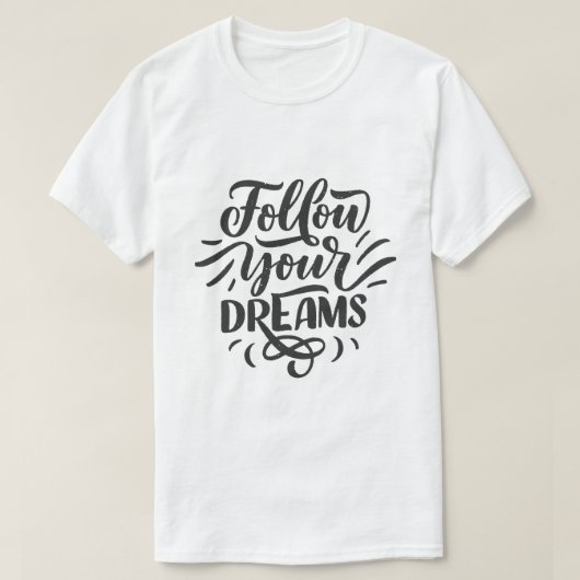 夢を追え – 刺激的なタイポグラフィーデザイン Tシャツ (デザイン正面)