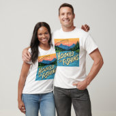 夢中になっている魚釣り Tシャツ (ユニセックス)