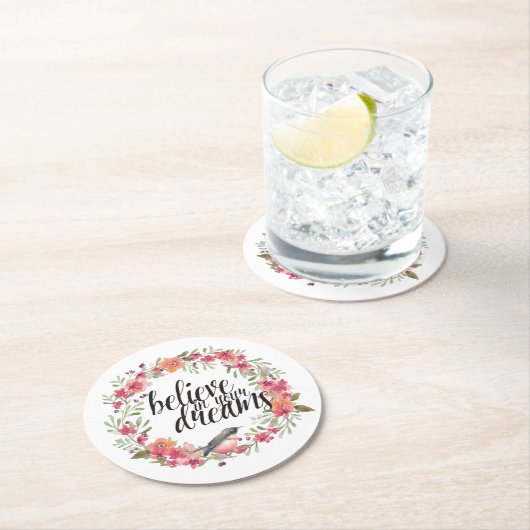 夢信じの中で鳥ピンクのフローラ ラウンドペーパーコースター (インサイチュ)