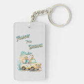 夢後を追は可愛い小さな車の水色 キーホルダー (裏面)