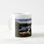 夢想（犬と草の上に横たわる少女） コーヒーマグカップ (正面左)