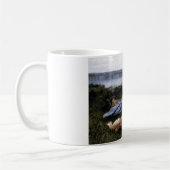 夢想（犬と草の上に横たわる少女） コーヒーマグカップ (左)