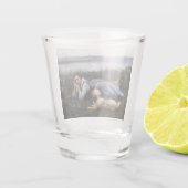 夢想（犬と草の上に横たわる少女） ショットグラス (裏面)