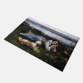 夢想（犬と草の上に横たわる少女） ドアマット (アングル)