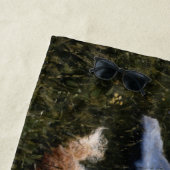 夢想（犬と草の上に横たわる少女） ビーチタオル (インサイチュ)