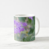 夢見るようなライラック色の野生の花 ゲラニウムの写真と名前 コーヒーマグカップ (正面右)