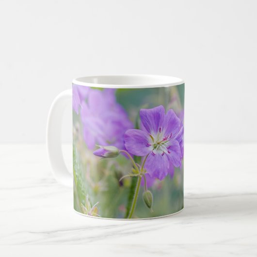 夢見るようなライラック色の野生の花 ゲラニウムの写真と名前 コーヒーマグカップ (正面左)