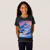 夢見る冬の風景の中の黒いユニコーン Tシャツ (正面フル)