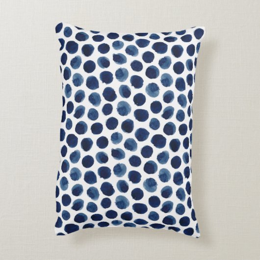 大きいインディゴか青い水彩画の水玉模様パターン アクセントクッション (裏面(縦))