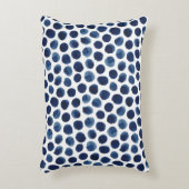 大きいインディゴか青い水彩画の水玉模様パターン アクセントクッション (正面(垂直))