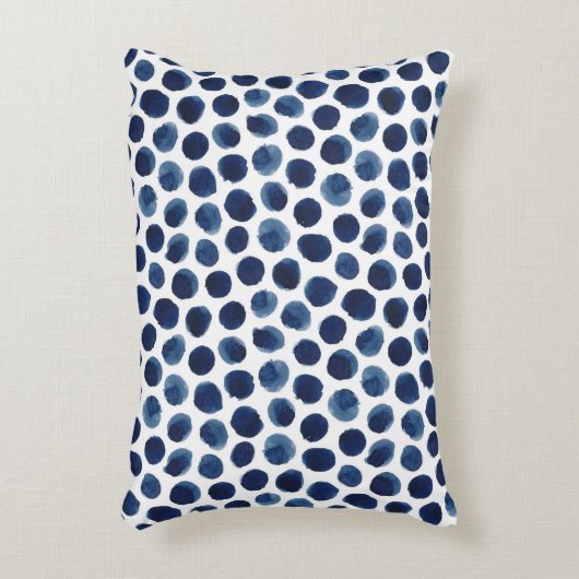 大きいインディゴか青い水彩画の水玉模様パターン アクセントクッション (正面(垂直))