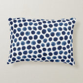 大きいインディゴか青い水彩画の水玉模様パターン アクセントクッション (裏面)