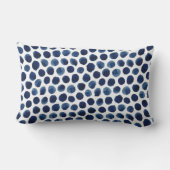 大きいインディゴか青い水彩画の水玉模様パターン ランバークッション (裏面)