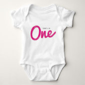 大きいスケッチ1のピンクの女の赤ちゃんの最初誕生会 ベビーボディスーツ (正面)