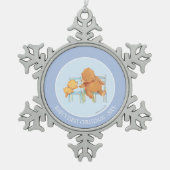 大きいヒグマは少しに黄色いくまを救済します スノーフレークピューターオーナメント (正面)