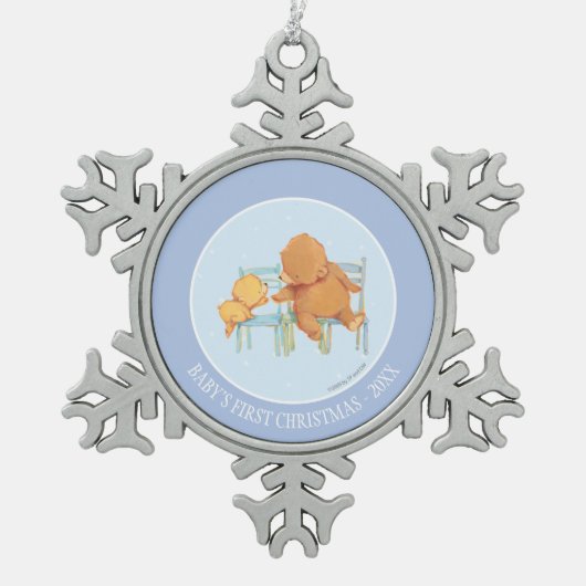 大きいヒグマは少しに黄色いくまを救済します スノーフレークピューターオーナメント (正面)