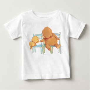 大きいヒグマは少しに黄色いくまを救済します ベビーTシャツ
