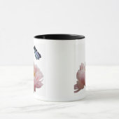 大きいピンクのシャクヤクは空気のようのによって訪問されます マグカップ (中央)