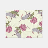 大きいピンクのバラを運んでいる小さい灰色のマウス フリースブランケット (正面(横))