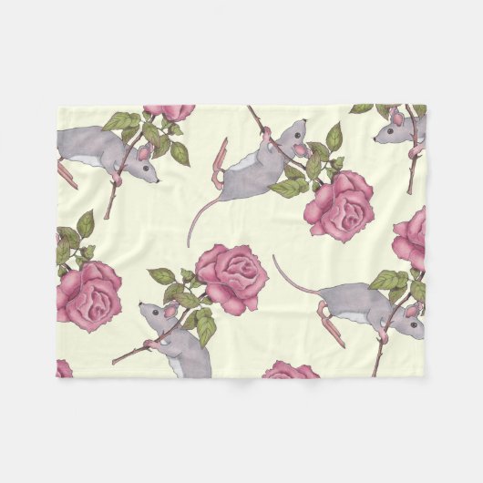 大きいピンクのバラを運んでいる小さい灰色のマウス フリースブランケット (正面(横))
