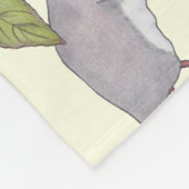 大きいピンクのバラを運んでいる小さい灰色のマウス フリースブランケット (角)