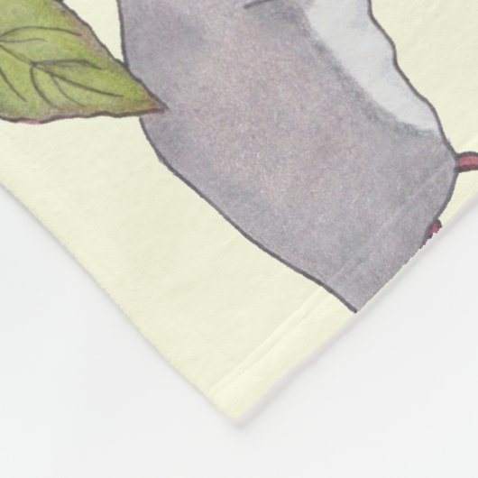 大きいピンクのバラを運んでいる小さい灰色のマウス フリースブランケット (角)