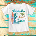 大きいワンサーフィンレトロ誕生日のマッチング ベビーTシャツ<br><div class="desc">大きい1歳の誕生日サーフィンレトロビーチのパーティーパーソナライズされたtシャツ、フォトシュート用の一致するtシャツ。大きな青い波、ヤシの木とサーフボード、素敵な夏、ビーチ誕生日パーティーテーマ。Tシャツに合う家族のフォトシュートを入手。</div>