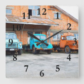 大きい分野の古い錆ついた農場のトラック スクエア壁時計 (正面)
