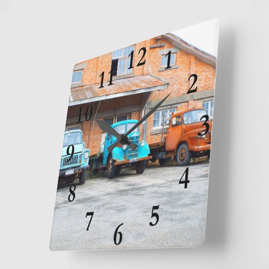 大きい分野の古い錆ついた農場のトラック スクエア壁時計 (傾斜)