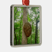 大きい封じられた蜂のスズメバチのはちの巣が付いている木 メタルオーナメント (右)