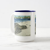 大きい島のウミガメのコーヒー・マグ ツートーンマグカップ (正面左)