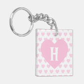 大きい淡いピンクのハート-モノグラム キーホルダー (正面左)
