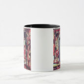 大きい照らされた窓の前の女性 マグカップ (中央)