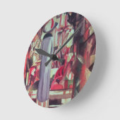 大きい照らされた窓の前の女性 ラウンド壁時計 (傾斜)