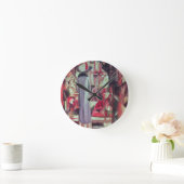 大きい照らされた窓の前の女性 ラウンド壁時計 (ホーム)