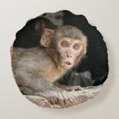 大きい目の円形の枕を持つおびえさせていた猿 ラウンドクッション (裏面)