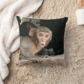 大きい目の装飾用クッションを持つおびえさせていた猿 クッション (ブランケット)