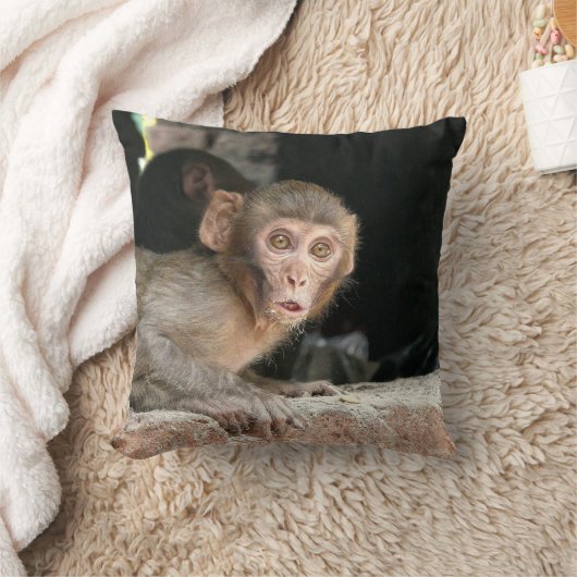 大きい目の装飾用クッションを持つおびえさせていた猿 クッション (ブランケット)