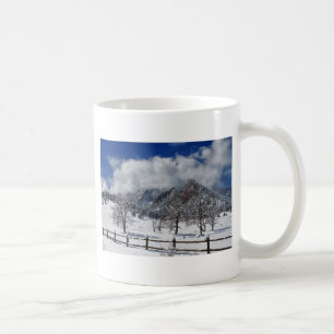 大きい石のコロラド州Flatirons Snowyの景色の眺め コーヒーマグカップ