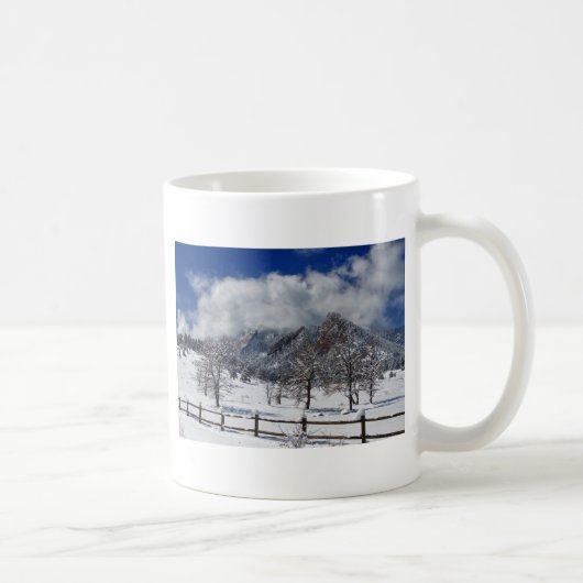 大きい石のコロラド州Flatirons Snowyの景色の眺め コーヒーマグカップ (右)