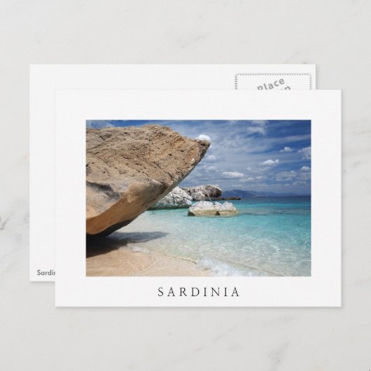 大きい石の白の郵便はがきが付いているサルジニアのビーチ ポストカード (正面/裏面)