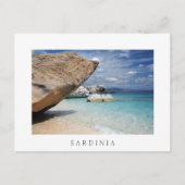大きい石の白の郵便はがきが付いているサルジニアのビーチ ポストカード (正面)