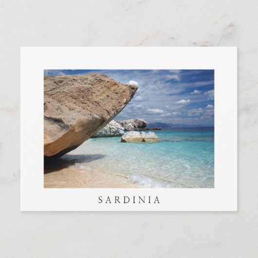 大きい石の白の郵便はがきが付いているサルジニアのビーチ ポストカード (正面)