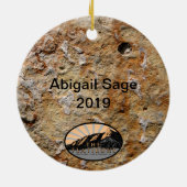 大きい石パーソナライズされたコロラドフラティロンクリスマス セラミックオーナメント (裏面)