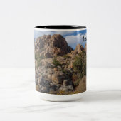 大きい石ランドスケーププレスコットアリゾナハイカントリー ツートーンマグカップ (中央)