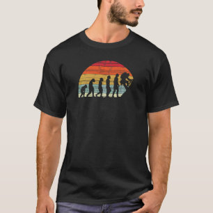 大きい石進化による人間の登山者 Tシャツ