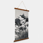 大きい石(グレースケール) 吊り下げ型タペストリー (傾斜あり)